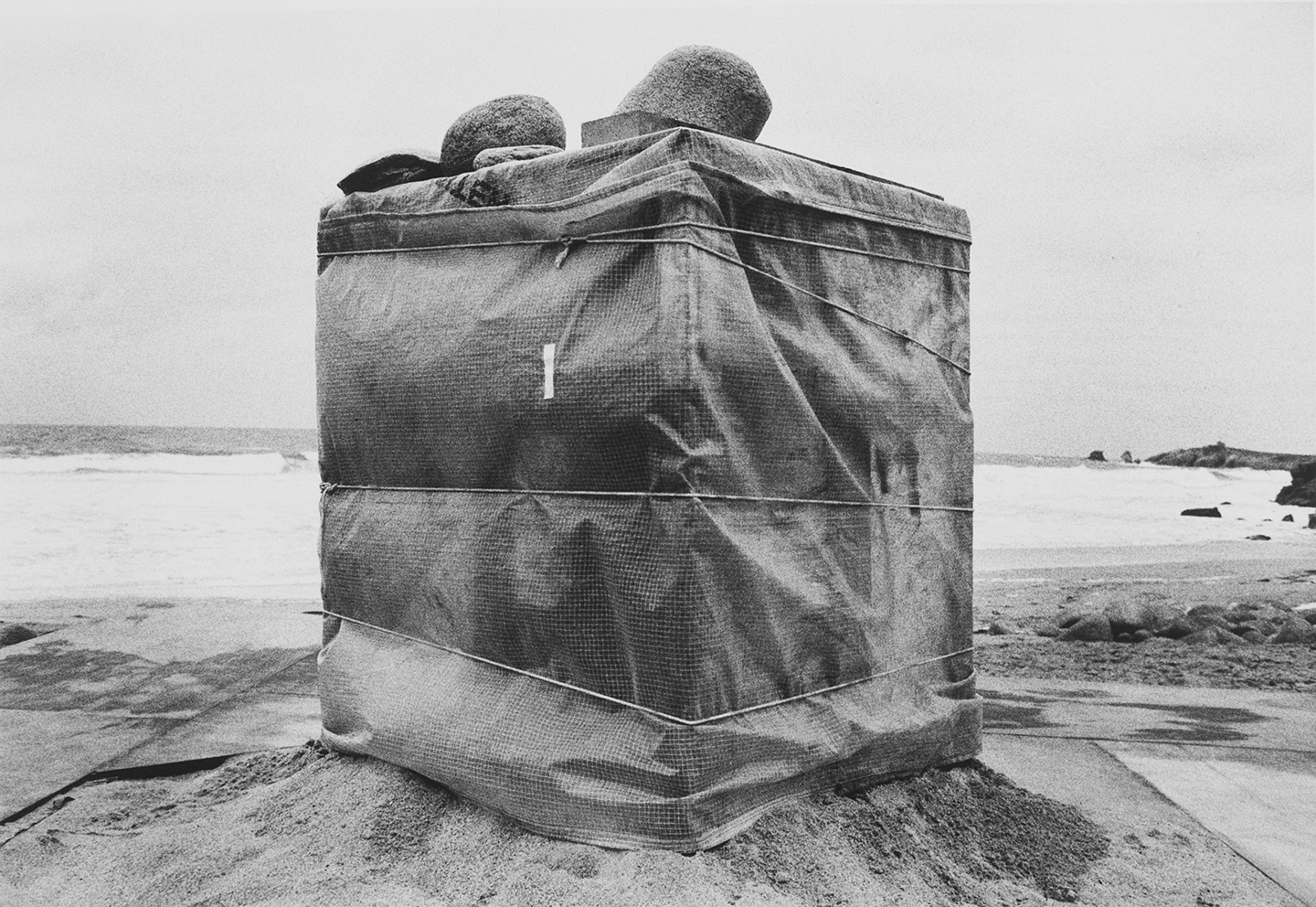 dityvon-1937-2008-france-la-caisse-plage-de-quiberon-1982-23-x-339-cm