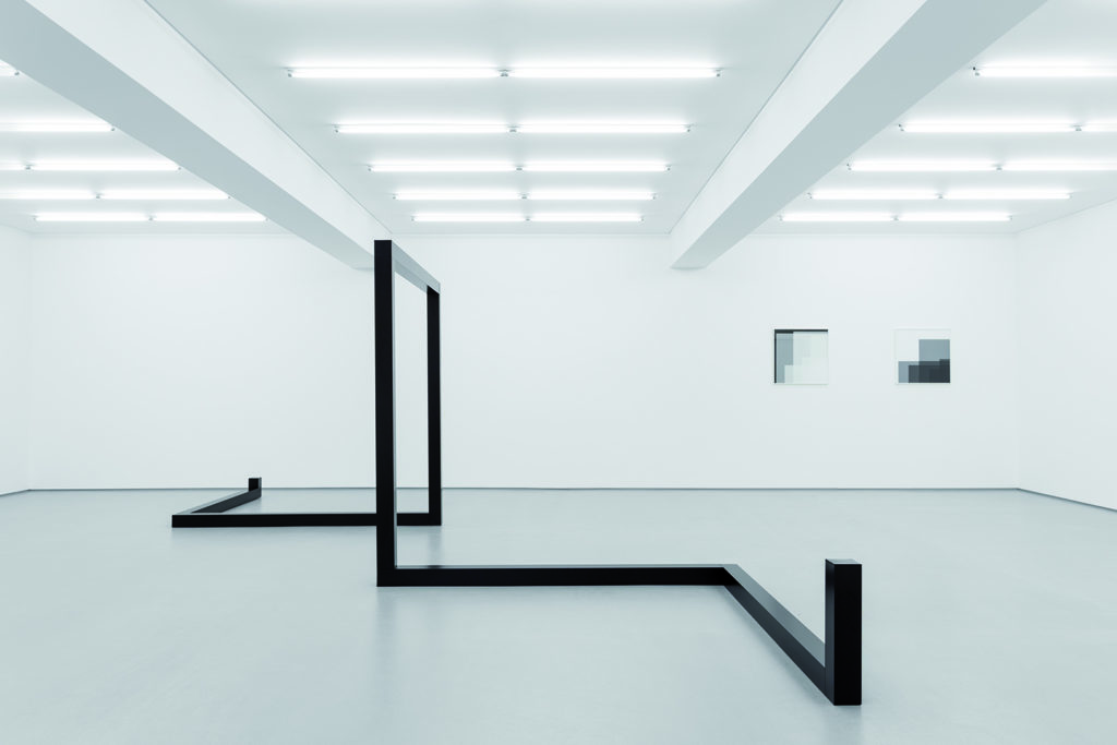 Perspective 2020, structure métallique, peinture noire mate