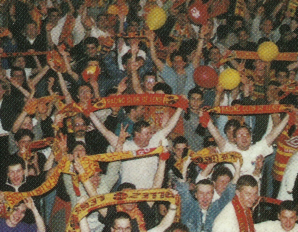 Les écharpes, Lens, 2023. Détail d'une image de 1998