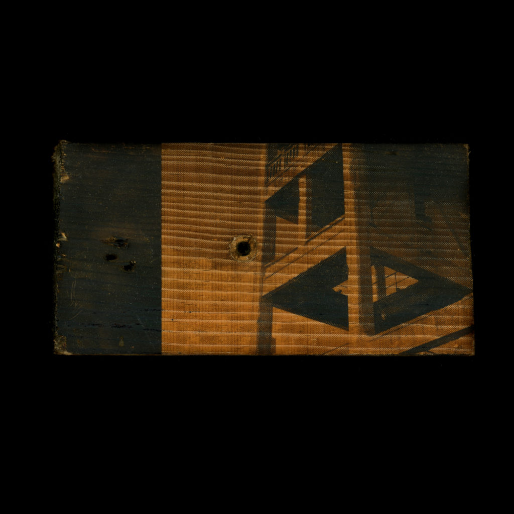 Tests de matériaux, bois brûlé puis gravé, 2023