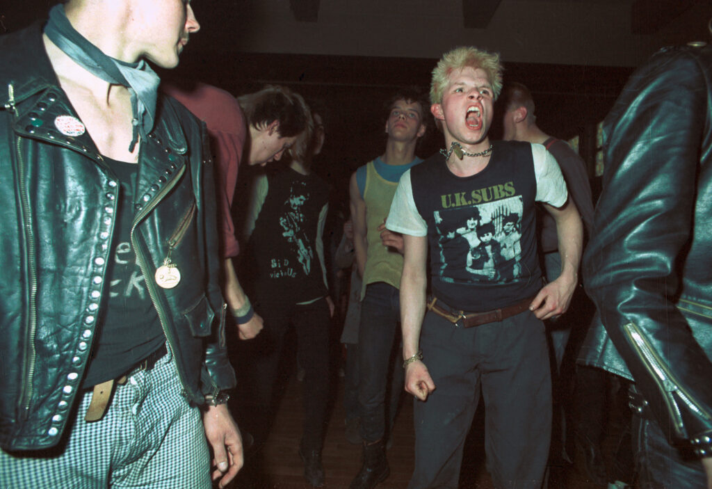 Punk au Kulturpark Plänterwald (parc d’attractions), le soir, Berlin, 1983,  de la série « Punk en RDA ».