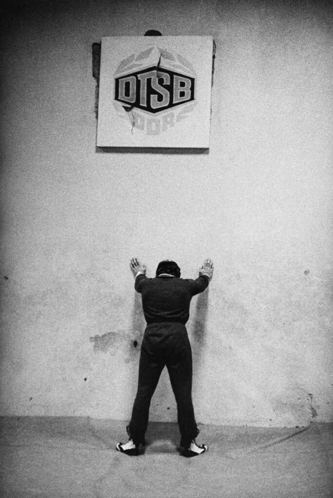 Lutteur du club sportif SCL de Leipzig dans la salle d’entraînement, 1981, de la série « Sports de compétition en RDA ».