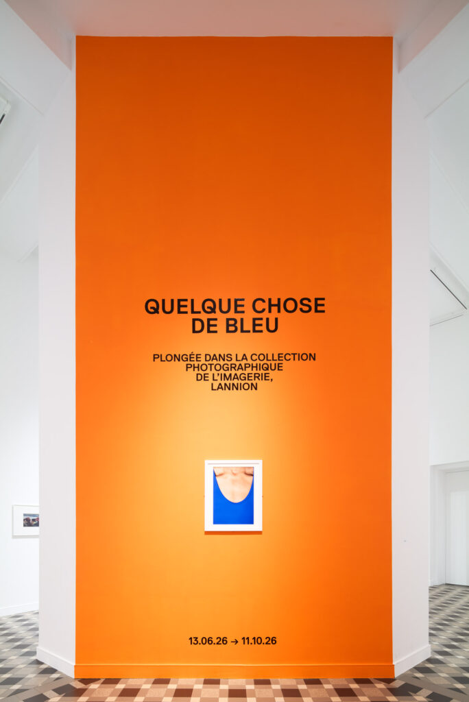 Vue de l'exposition « Quelque chose de bleu. Plongée dans les collections de l'Imagerie, Lannion »
