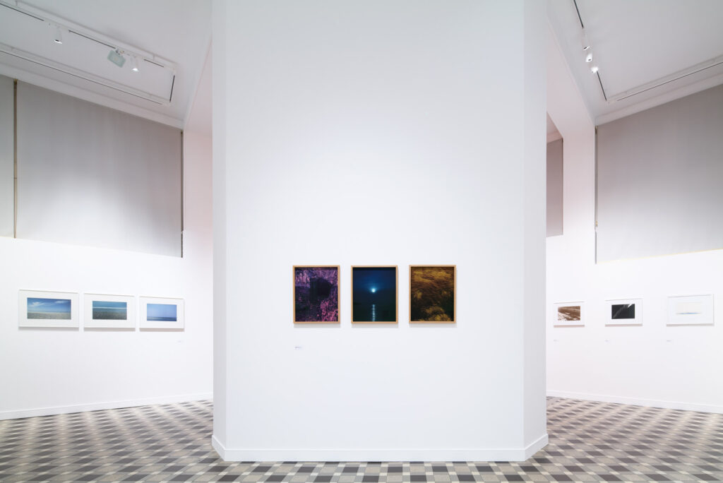 Vue de l'exposition « Quelque chose de bleu. Plongée dans les collections de l'Imagerie, Lannion »