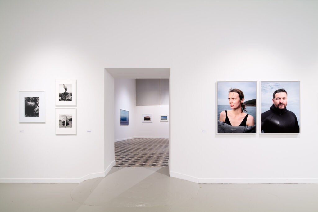Vue de l'exposition « Quelque chose de bleu. Plongée dans les collections de l'Imagerie, Lannion »