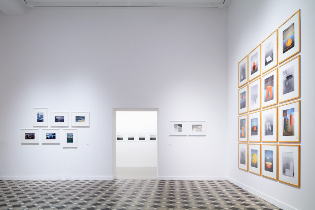 Vue de l'exposition « Quelque chose de bleu. Plongée dans les collections de l'Imagerie, Lannion »
